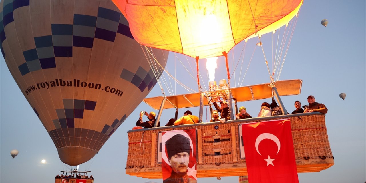 Cumhuriyet'in 100. yılında Kapadokya semaları Türk bayraklarıyla renklendi