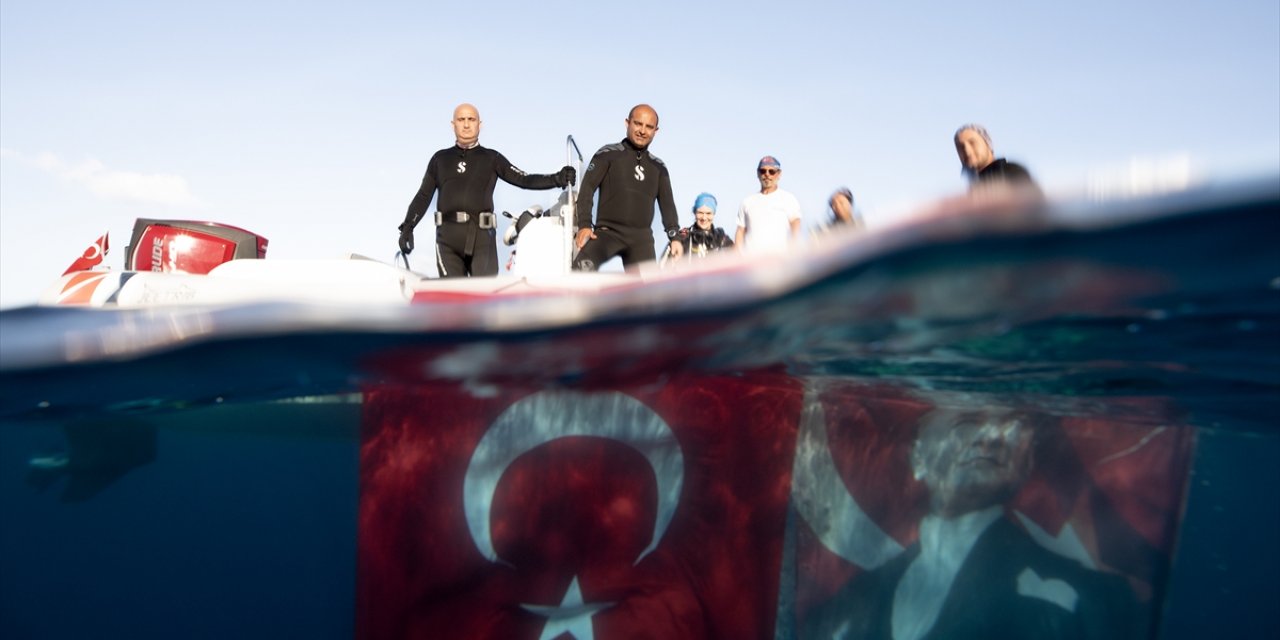 İzmir'de dalgıçlar 9 Eylül vapuru batığında Türk bayrağı açtı