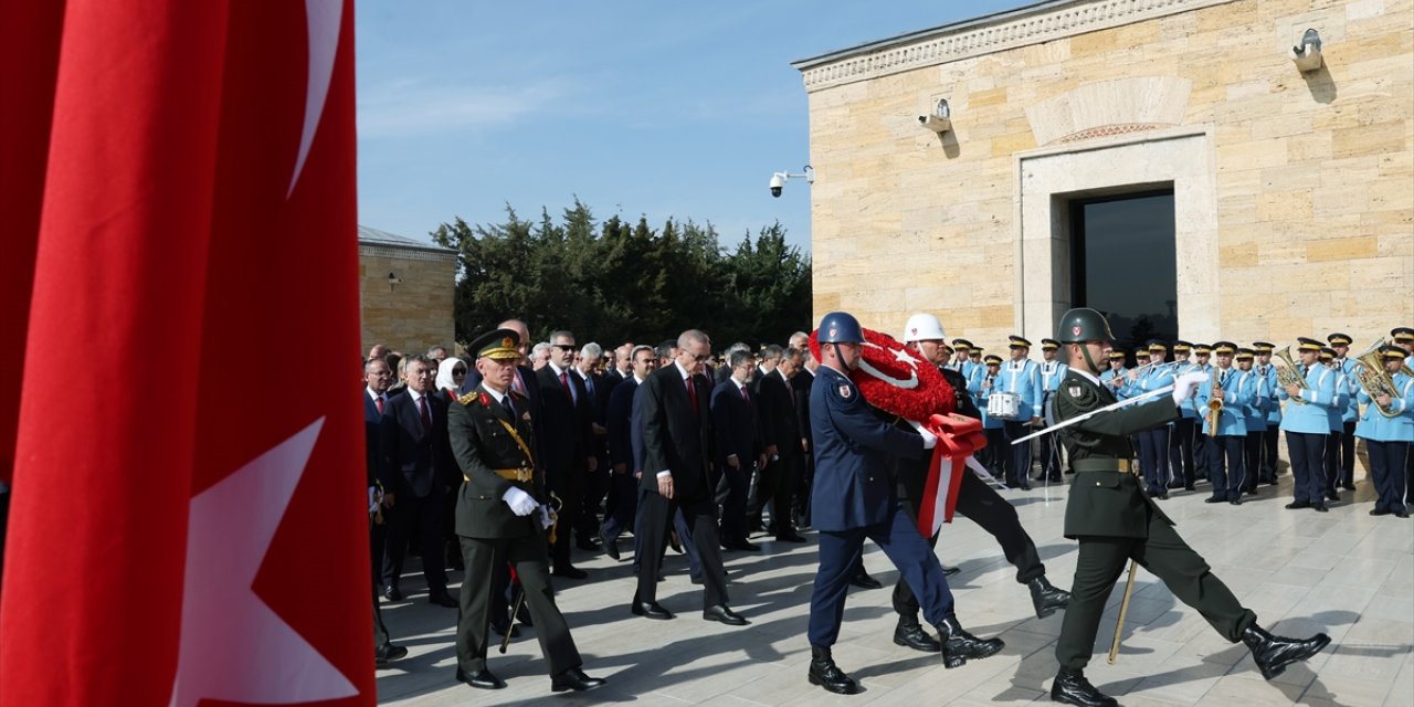 Cumhurbaşkanı Erdoğan başkanlığındaki devlet erkanı, Cumhuriyet'in 100'üncü yılında Anıtkabir'i ziyaret etti: