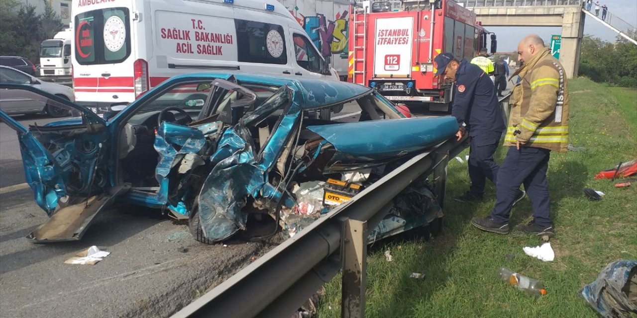 İstanbul'da TEM Otoyolu'ndaki iki kazada 5 kişi yaralandı