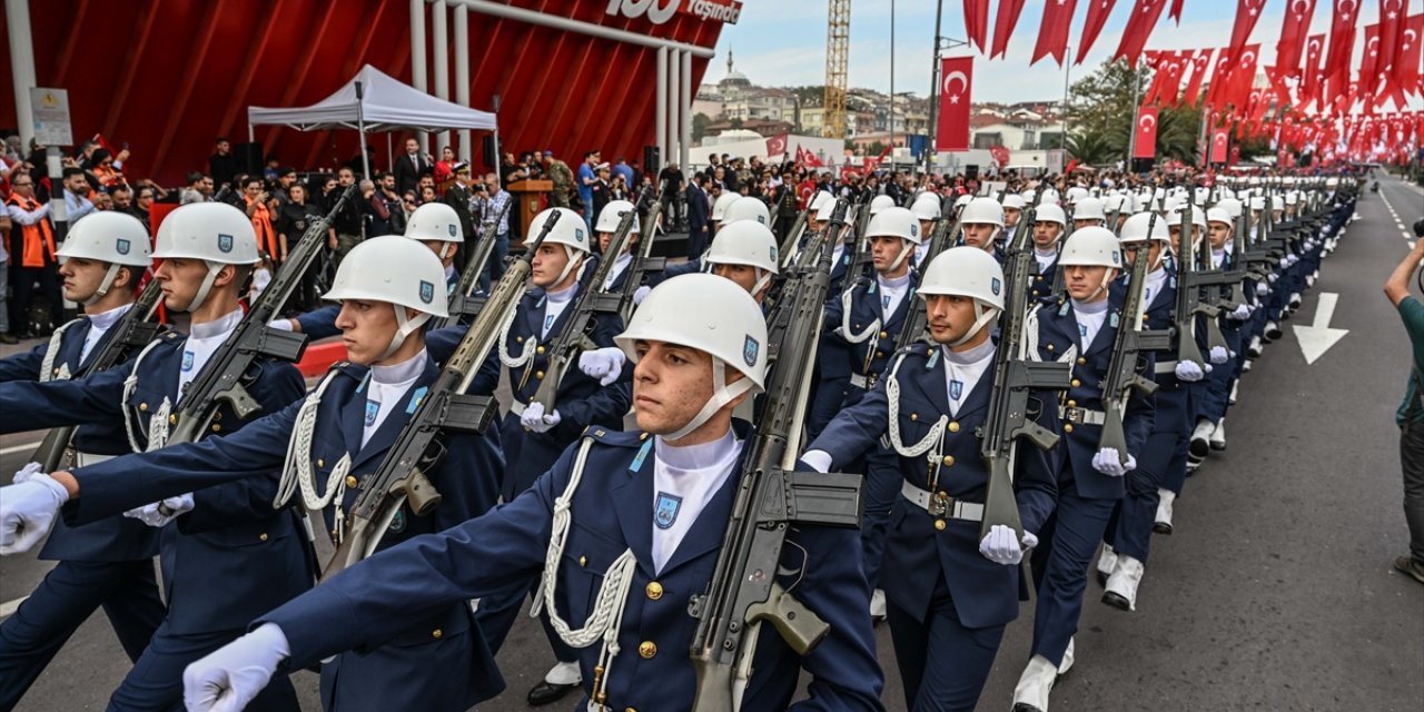 Cumhuriyet'in 100. yılı dolayısıyla Vatan Caddesi'nde tören düzenlendi