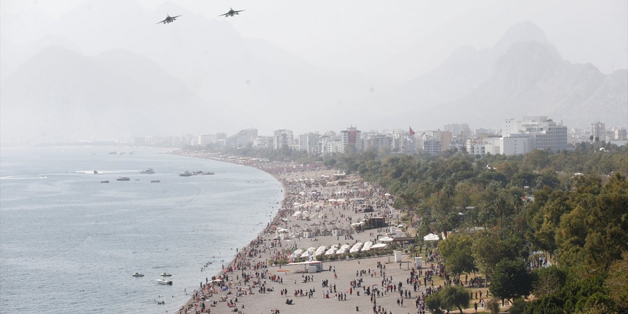 Antalya'da savaş uçakları gösteri uçuşu yaptı