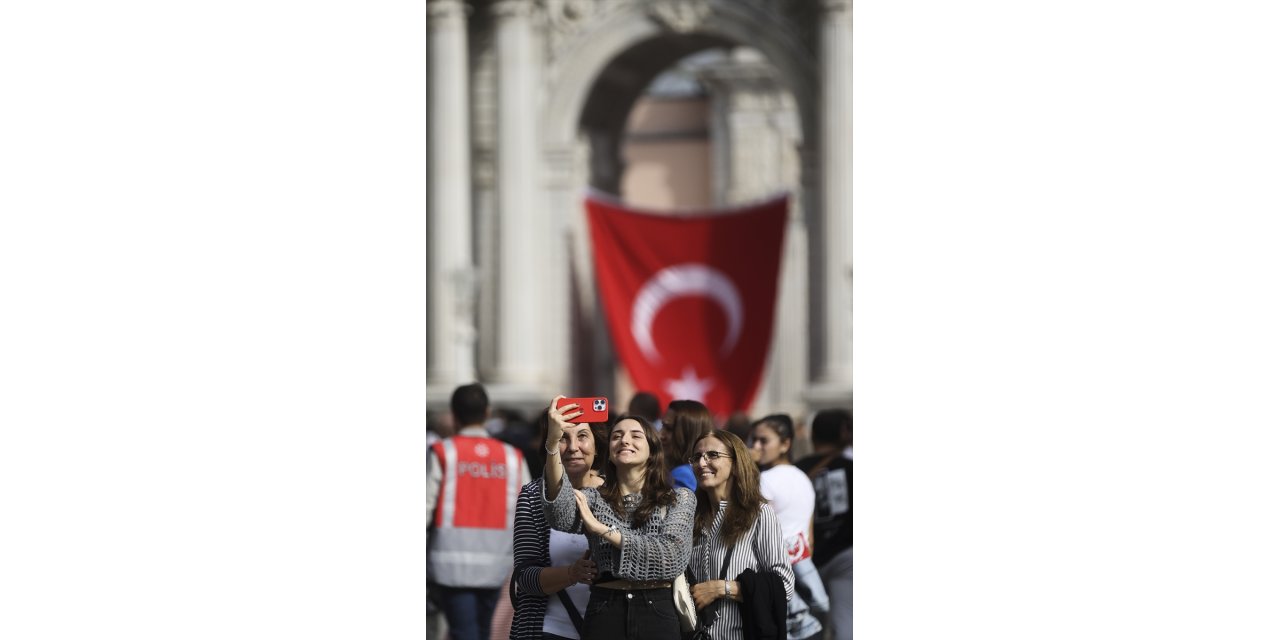 Dolmabahçe Sarayı'na Cumhuriyet'in 100. yıl dönümünde ziyaretçi akını