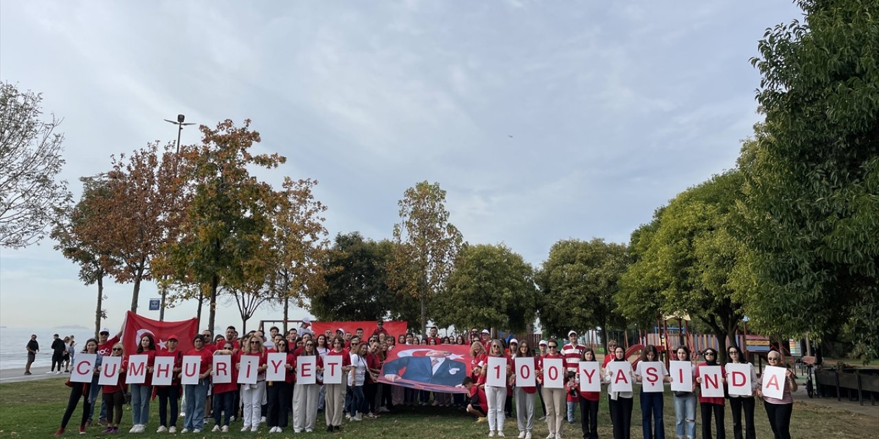 DenizTemiz Derneği Cumhuriyet'in 100. yıl dönümünde 100 gönüllüyle kıyı temizliği yaptı