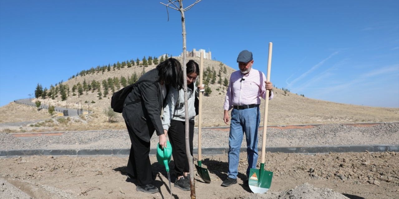 Kayseri'de Cumhuriyet'in 100. yılında 100 genç 100 fidan dikti