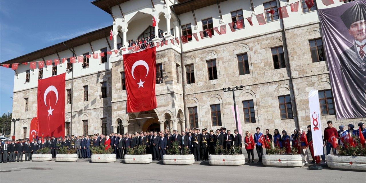 Sivas'ta Cumhuriyet'in ilanını kutlayanların yansıdığı fotoğraf karesi yeniden oluşturuldu