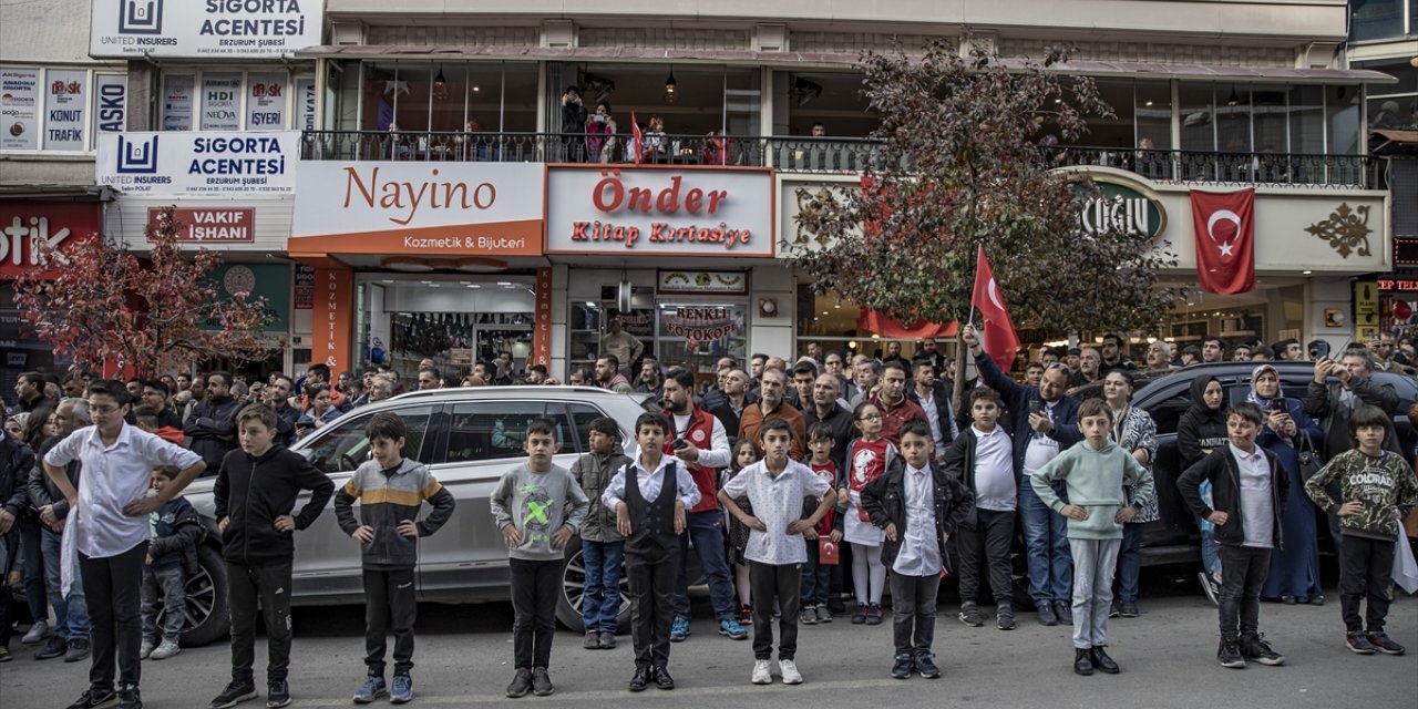 Erzurum'da 500 kişi "baş bar" gösterisi yaptı