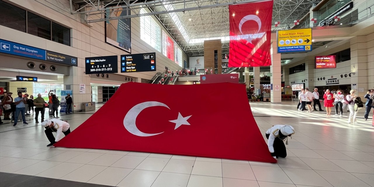 Fraport TAV Antalya Havalimanı'nda Cumhuriyet'in 100. yılı kutlandı