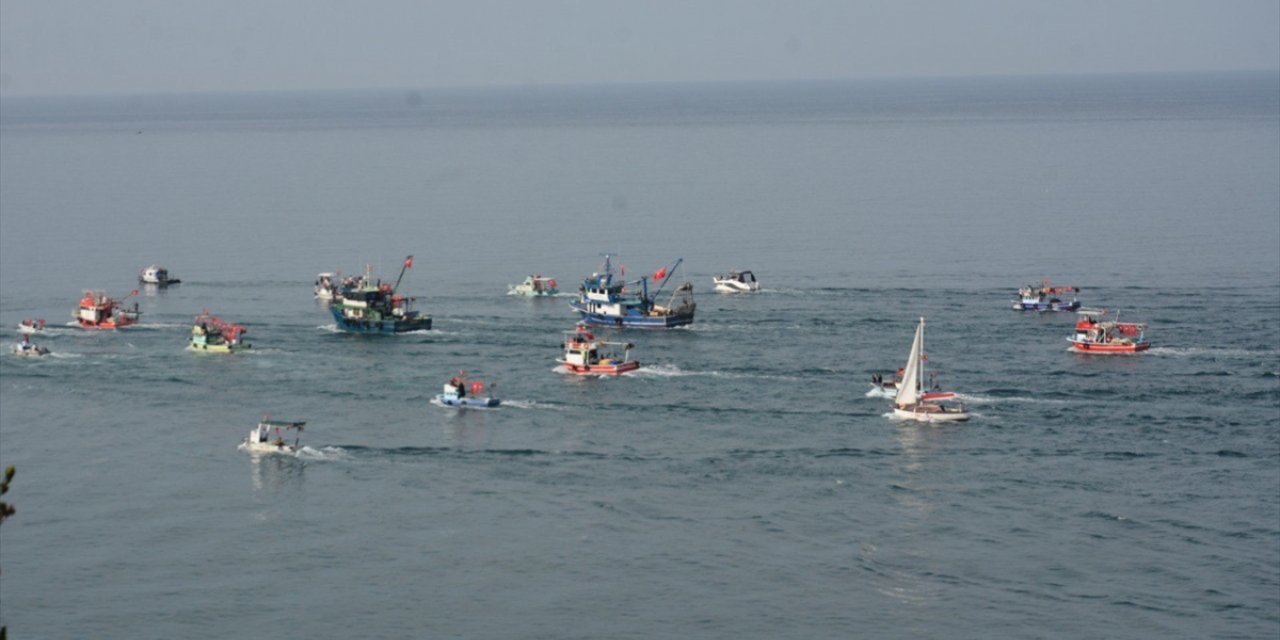 Karadeniz'e teknelerle açılarak Cumhuriyet'in 100. yıl dönümünü kutladılar