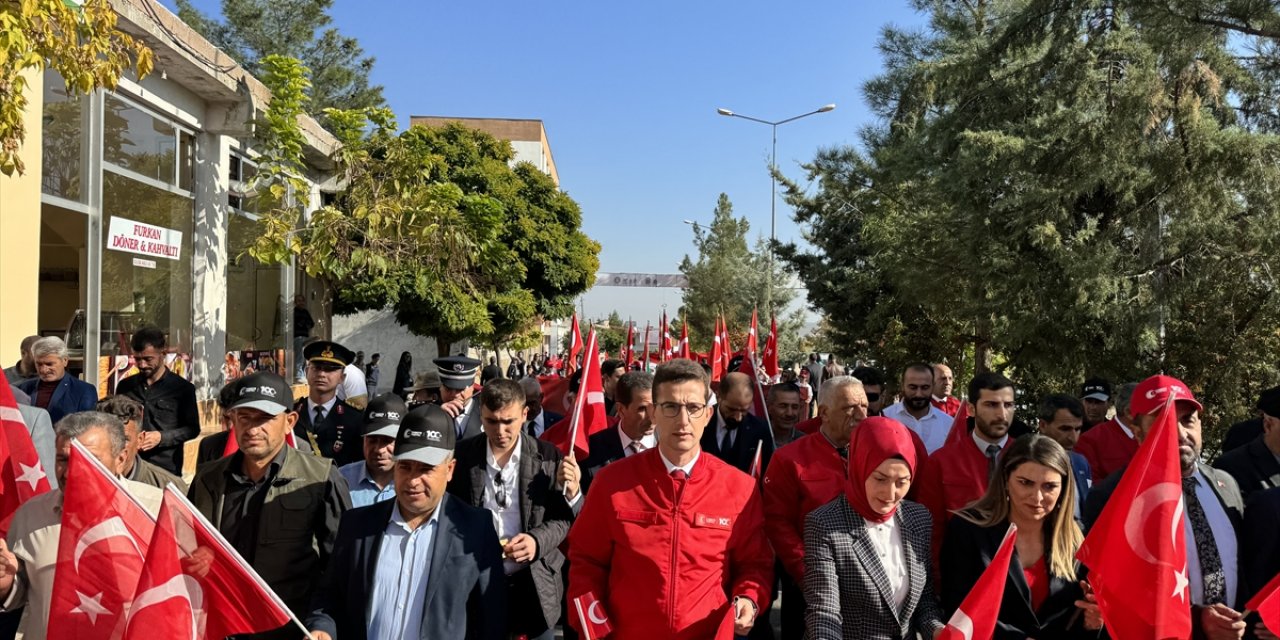 Diyarbakır'da 100 metrelik Türk bayrağı ile "Cumhuriyet Yürüyüşü" yapıldı