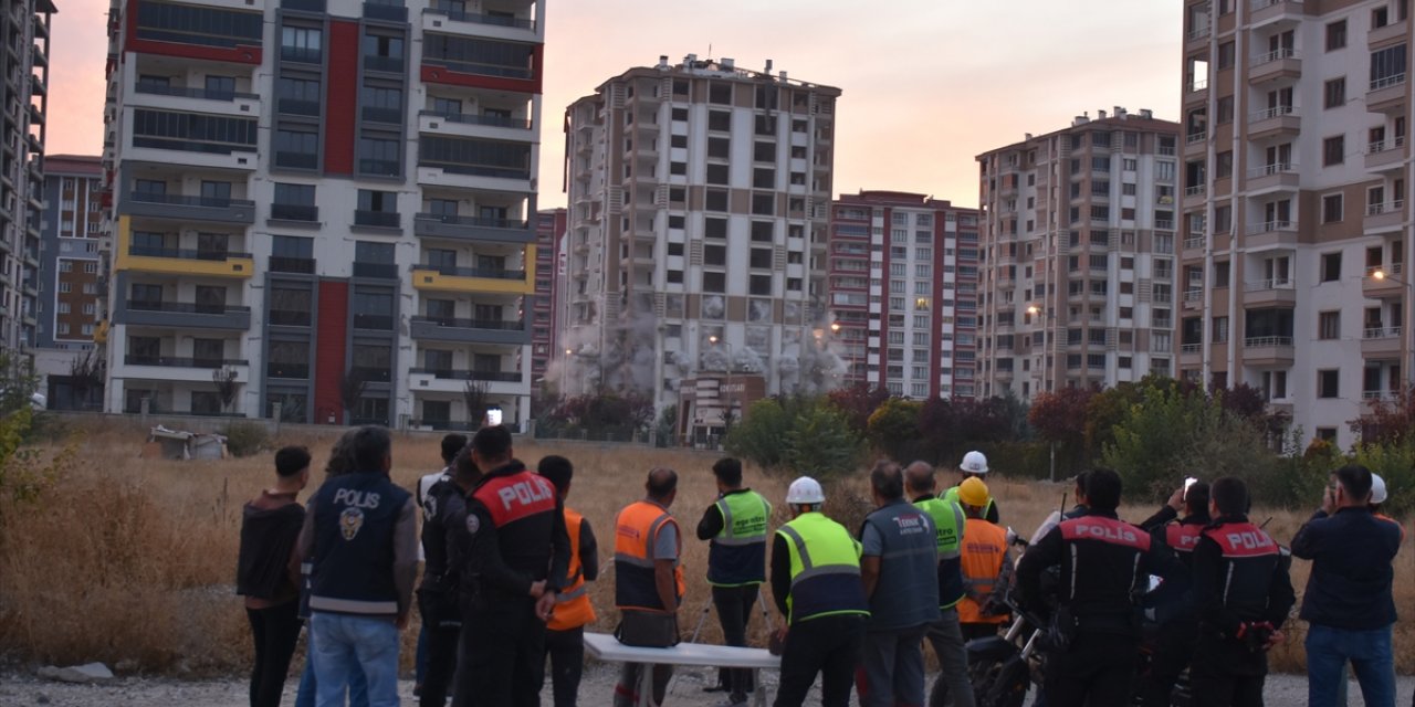 Malatya'da ağır hasarlı 13 katlı bina patlayıcı kullanılarak yıkıldı