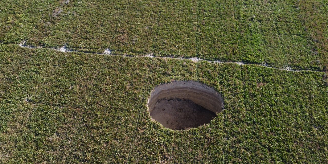 Konya'da yaklaşık 27 metre çapında, derinliği 12 metreyi bulan obruk oluştu