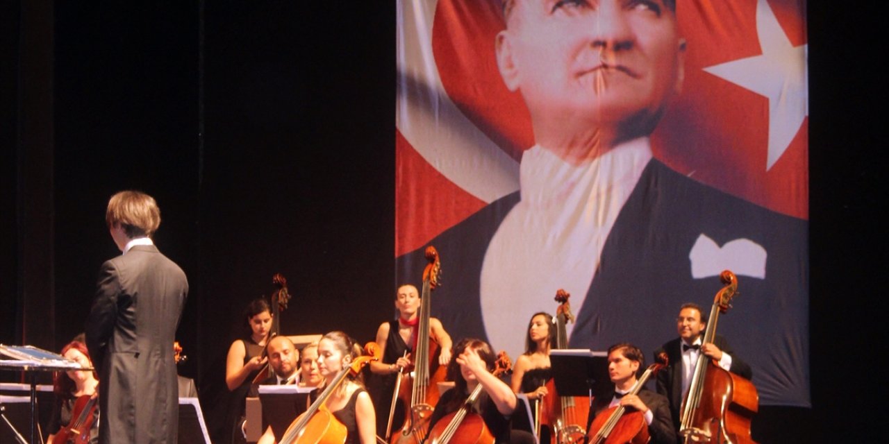 Mersin'de MDOB ile ÇDSO'dan Cumhuriyet'in 100. yıl dönümüne özel konser