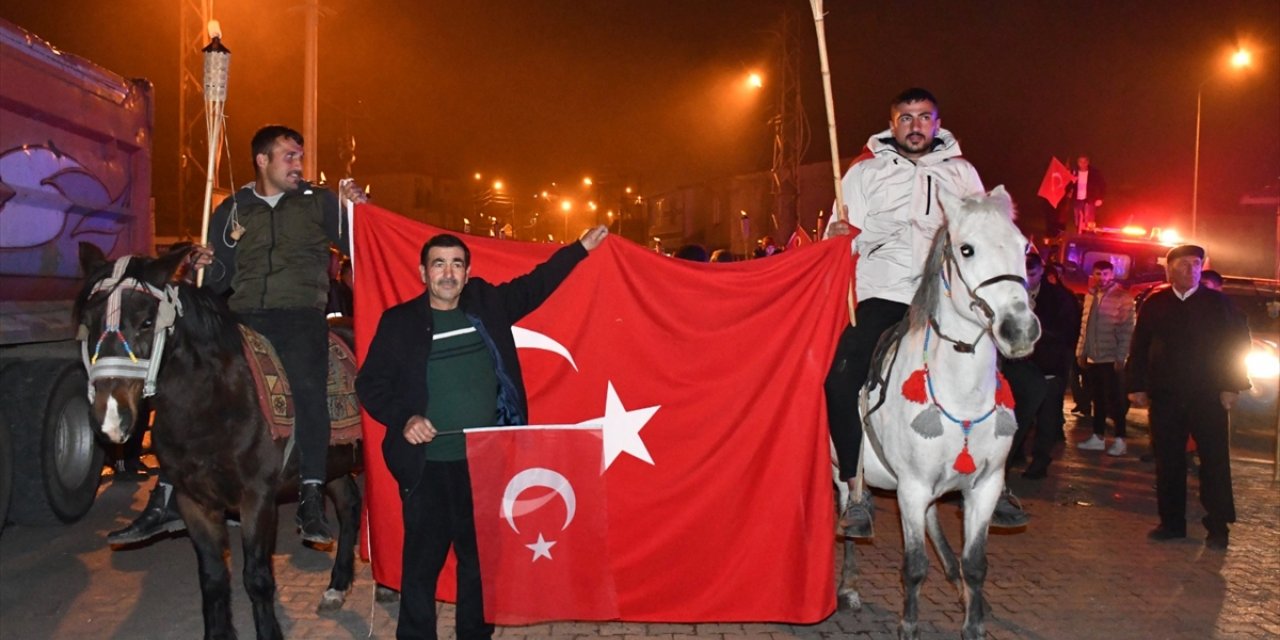 Doğu Anadolu'da Cumhuriyet'in 100. yılı fener alaylarıyla kutlandı