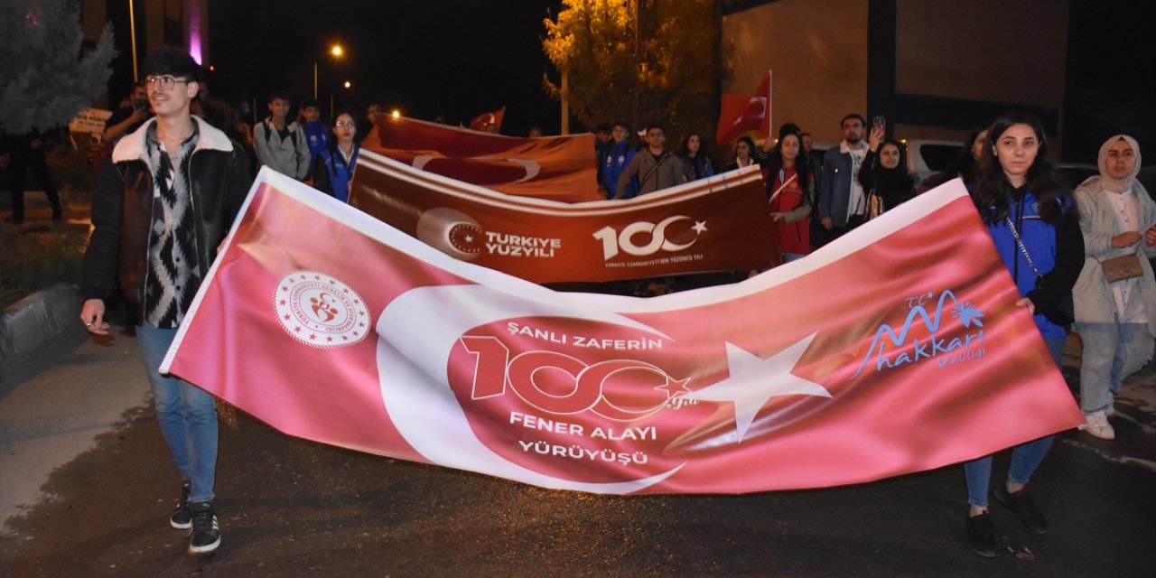 Van ve Hakkari'de Cumhuriyet'in 100. yılı fener alaylarıyla kutlandı