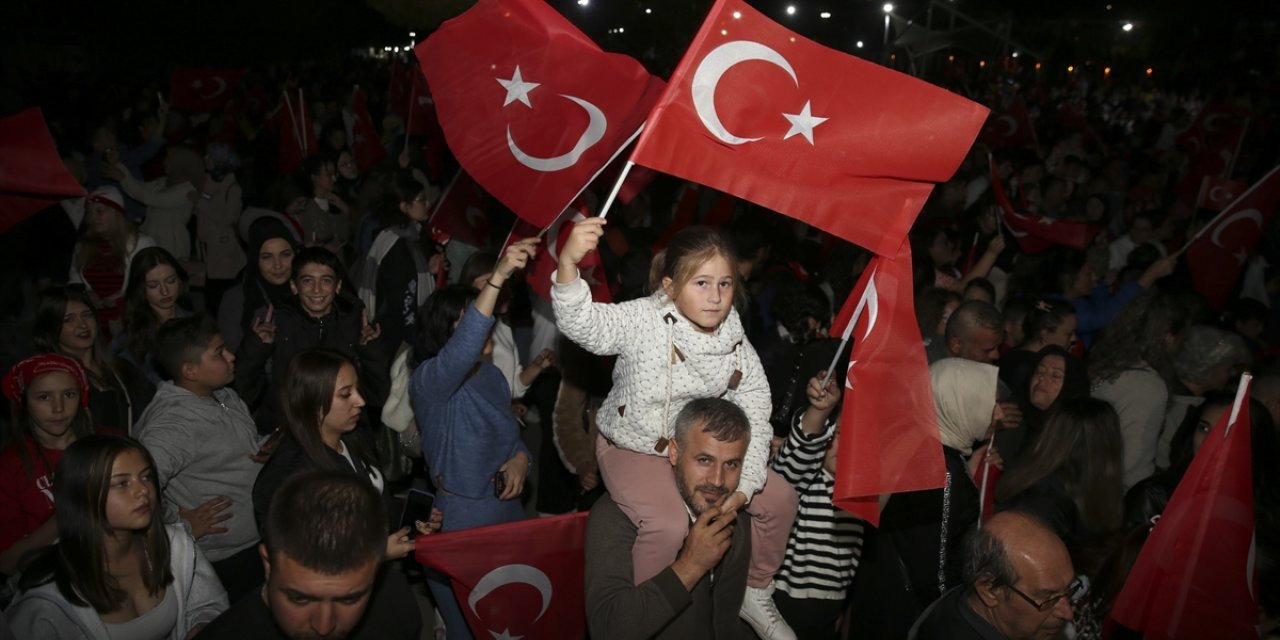 İzmir ve çevre illerde Cumhuriyet'in 100. yıl dönümü kutlandı