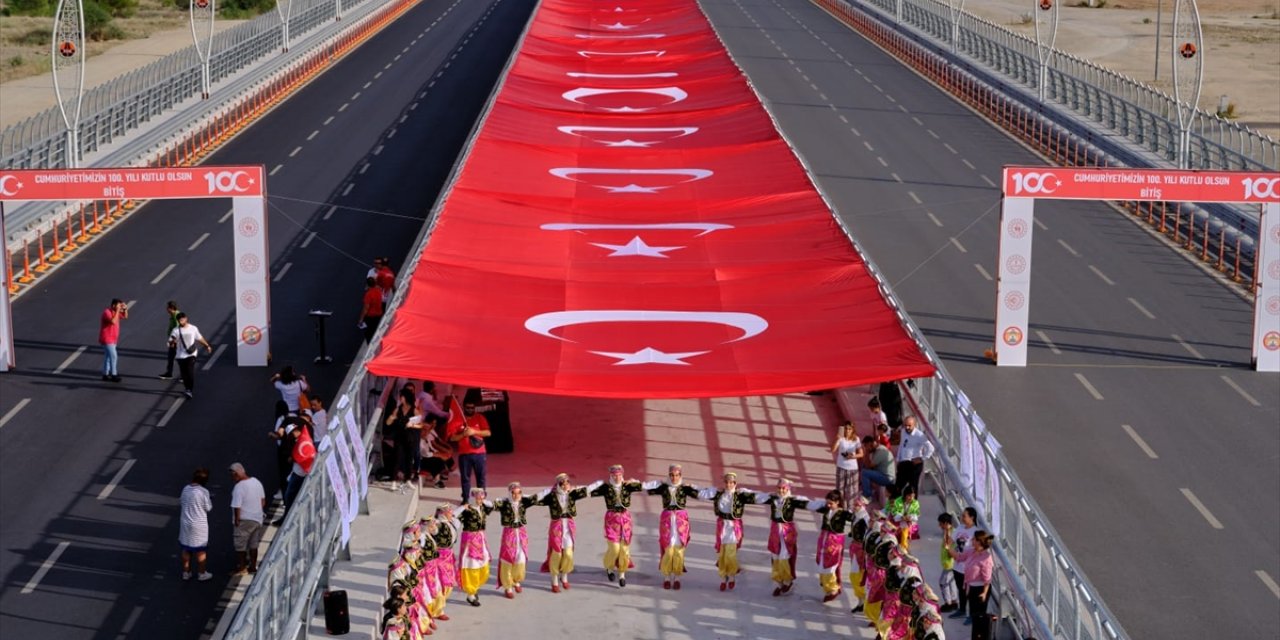 Adana 15 Temmuz Şehitler Köprüsü'nde dev Türk bayrağı altında 100. yıl kutlaması