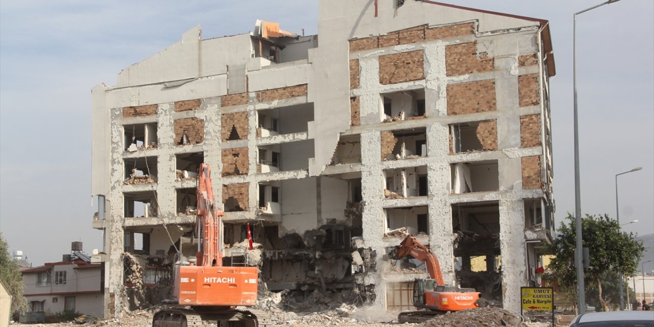 Hatay'da ağır hasarlı binaların kontrollü yıkımı sürüyor