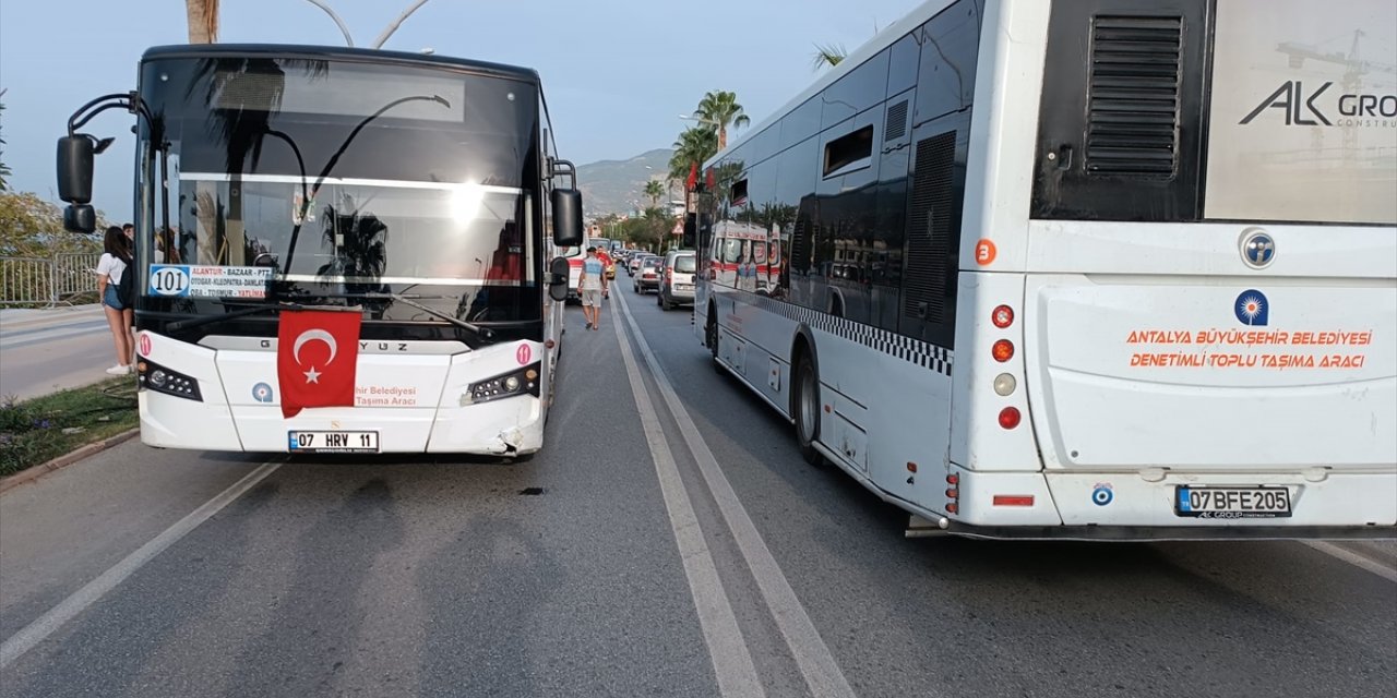 Antalya'da halk otobüsü ile çarpışan motosikletin sürücüsü öldü