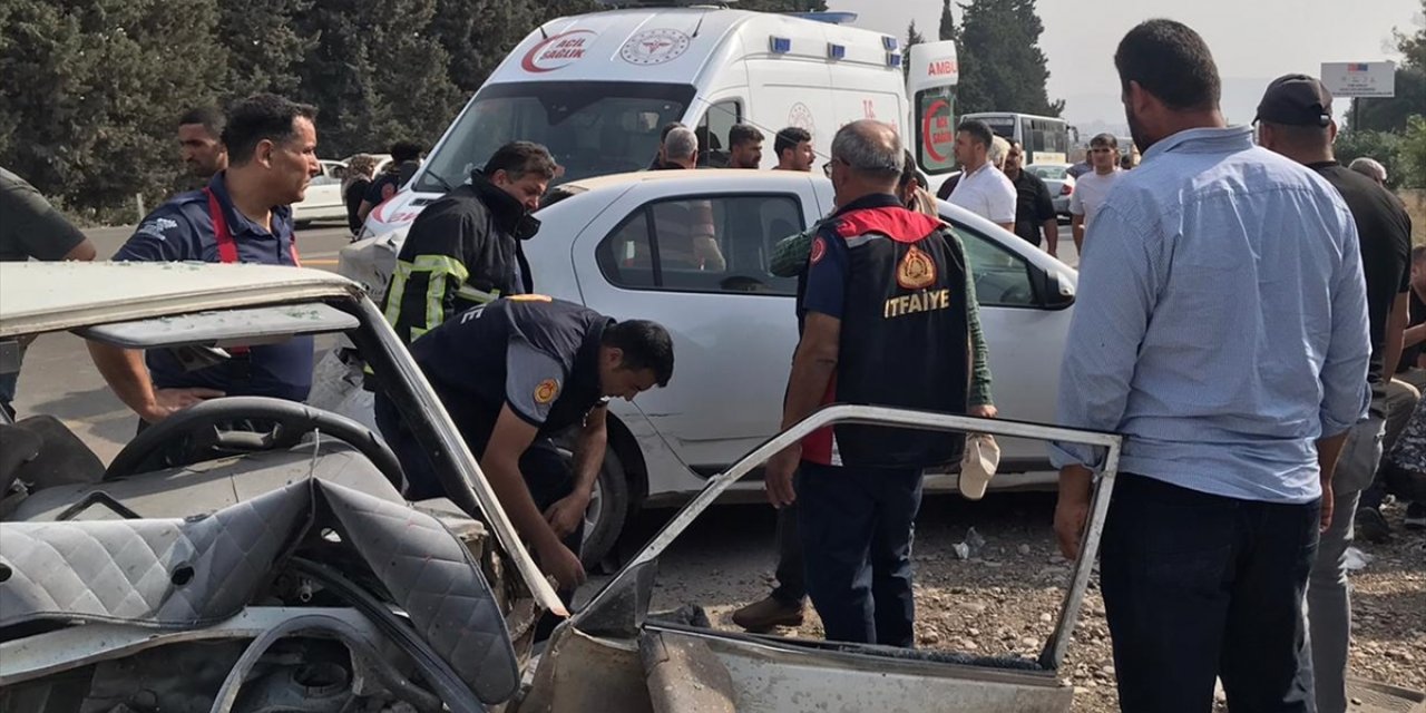 Hatay'da iki otomobilin çarpıştığı kazada 1 kişi öldü, 6 kişi yaralandı