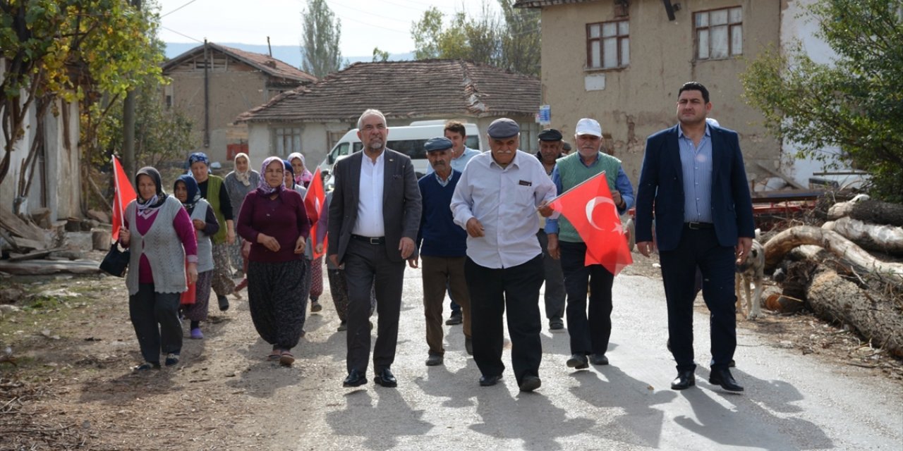 Zile Belediye Başkanı Sargın, Cumhuriyet Bayramı'nı şiirle kutlayan teyzelere bayrak hediye etti