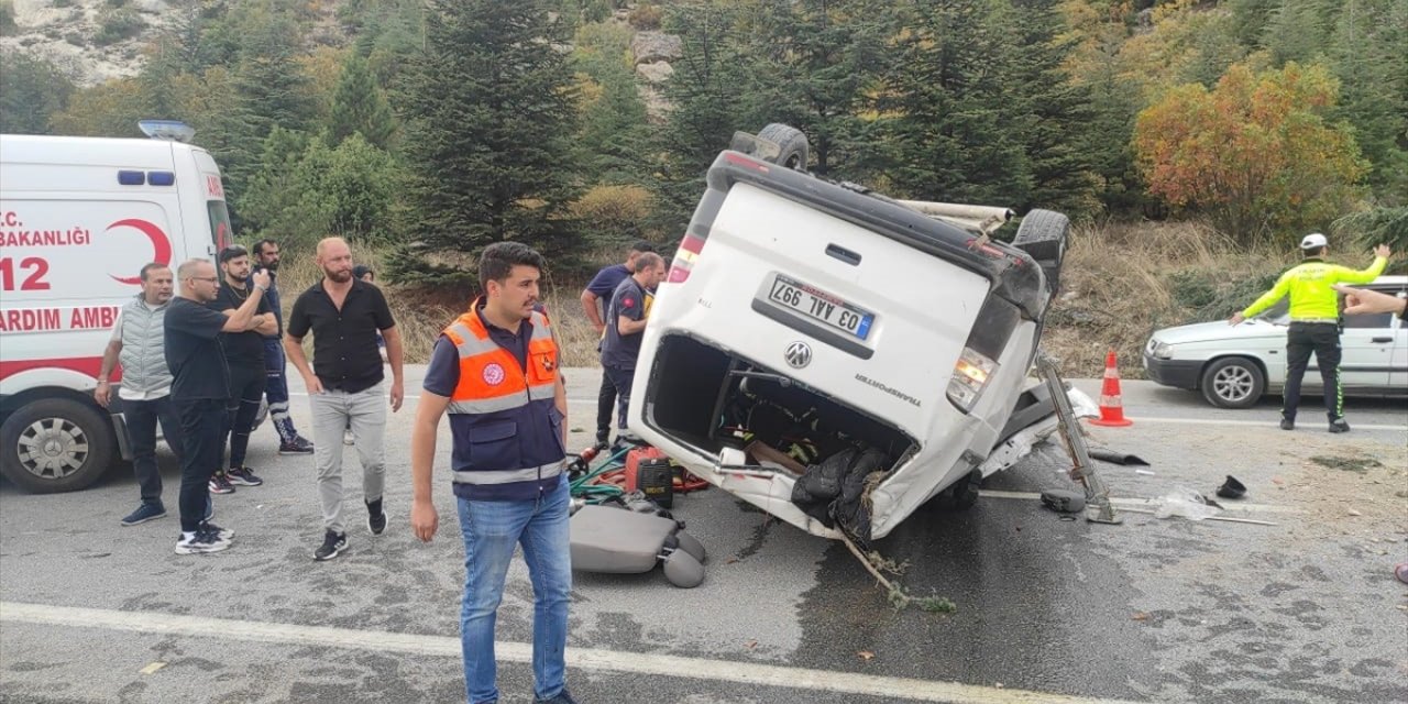 Kütahya'da devrilen minibüsün sürücüsü öldü