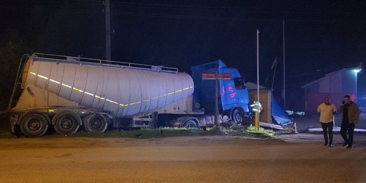 Düzce'de kontrolden çıkan tanker yol kenarındaki barakalara çarptı