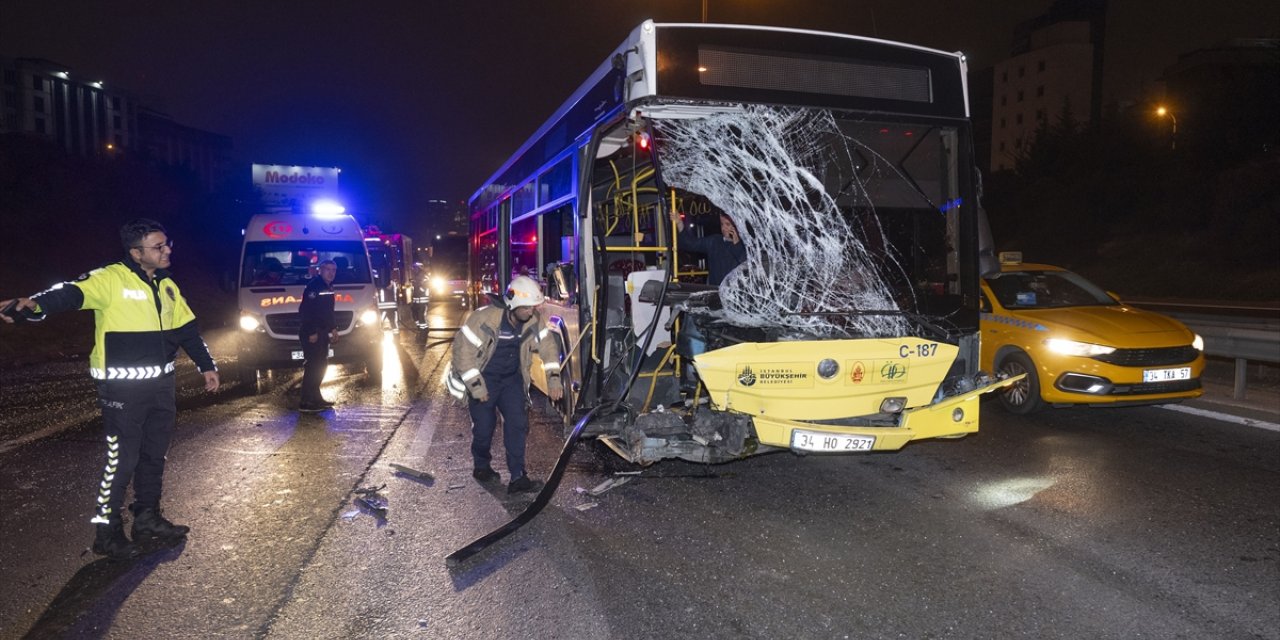 Ataşehir'de İETT otobüsü ile minibüsün çarpışması sonucu 2 kişi yaralandı