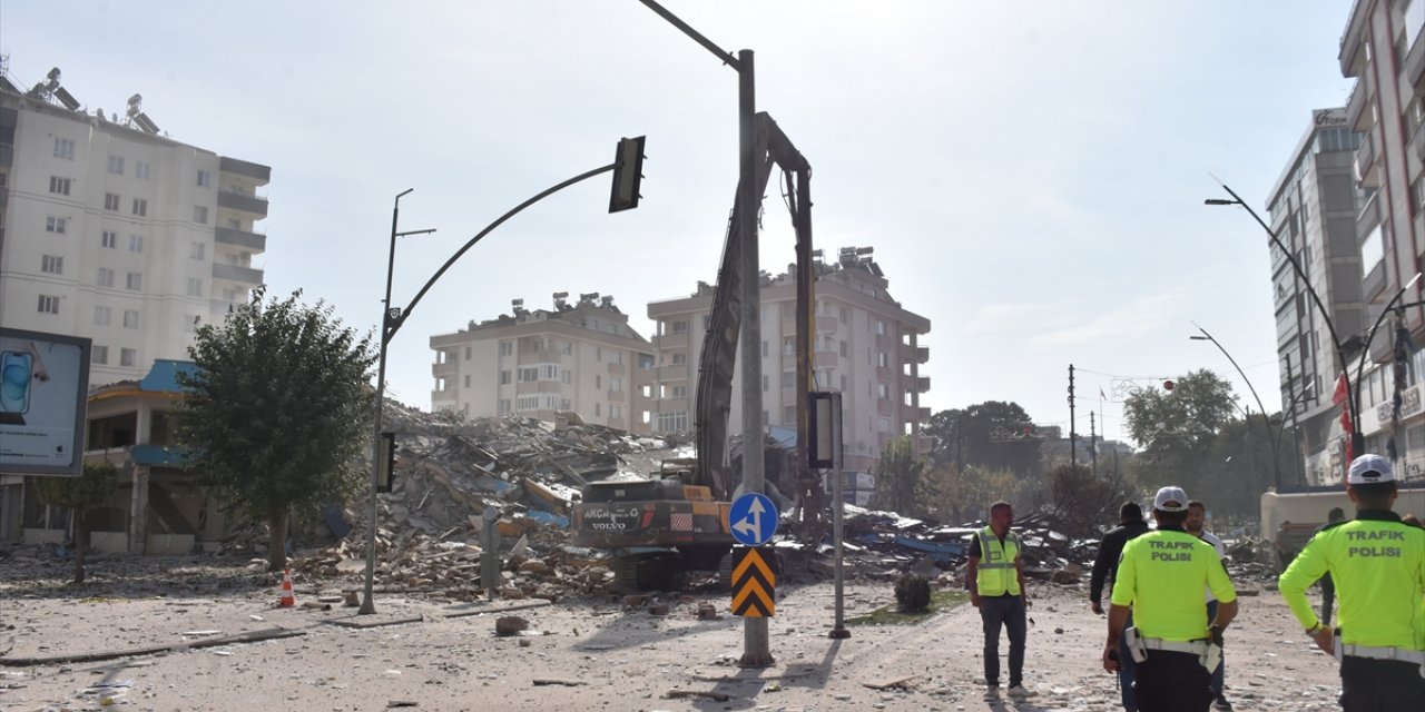 Gaziantep'te ağır hasarlı binaların yıkımı sürüyor