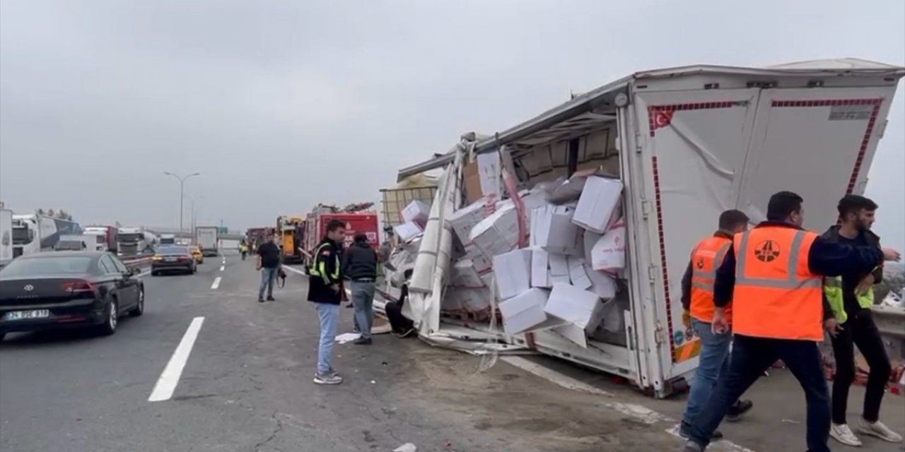 İstanbul TEM Otoyolu'nda tıra çarpan kamyon yola devrildi