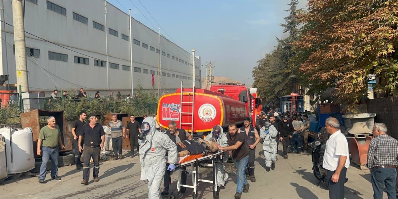 Kocaeli'de plastik fabrikasında çıkan yangında 3 kişi yaralandı