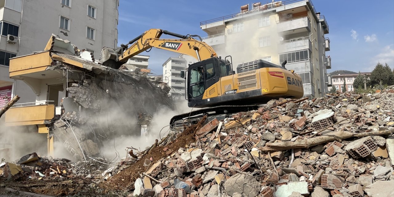 Kahramanmaraş’ta ağır hasarlı binaların yıkımı sürüyor