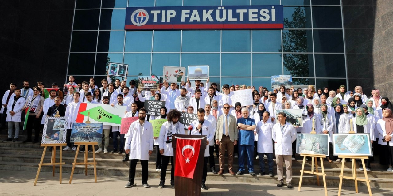 Gaziantep'te doktorlar ve tıp fakültesi öğrencileri, İsrail'in Gazze'deki hastane saldırılarına tepki gösterdi