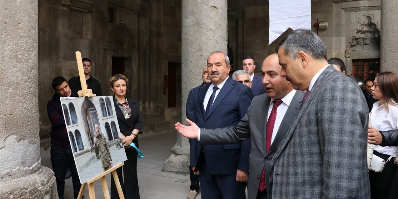 Azerbaycanlı ressamlar eserlerini Erzurum'daki tarihi Çifte Minareli Medrese'de sergiledi