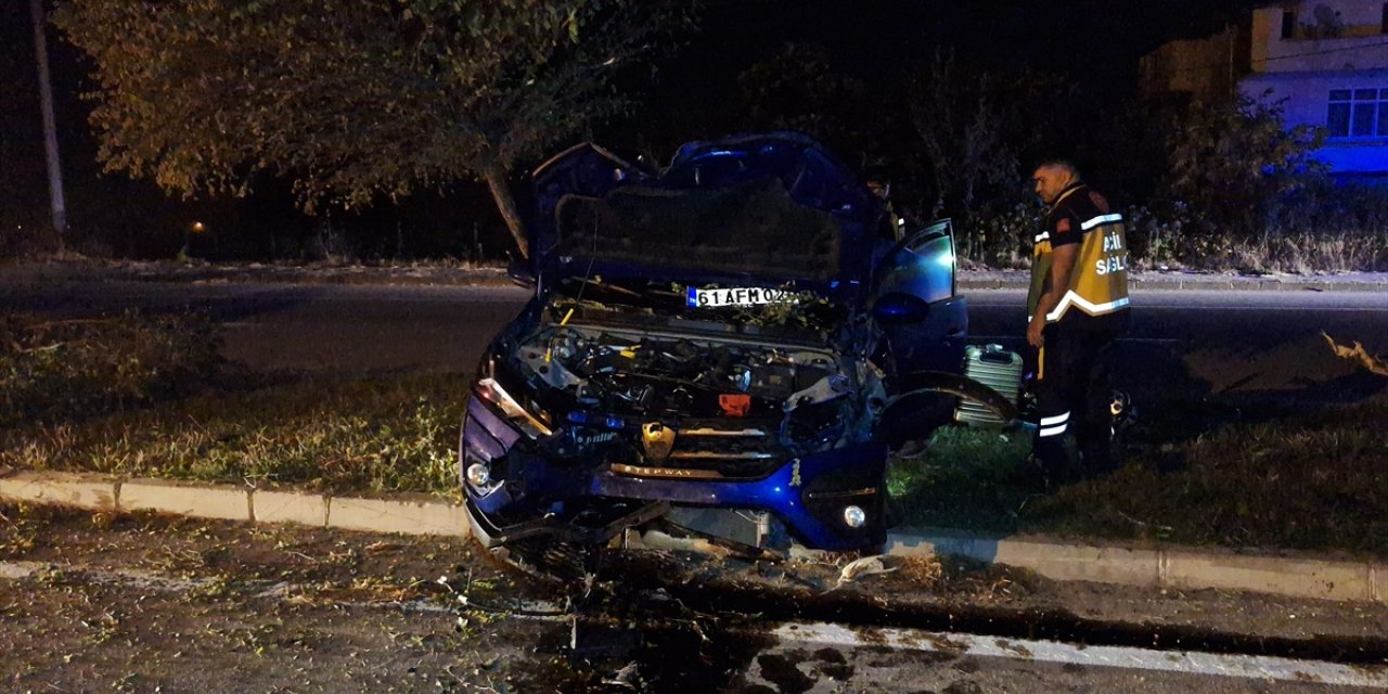 Samsun’da ağaca çarpan otomobildeki 3 kişi yaralandı