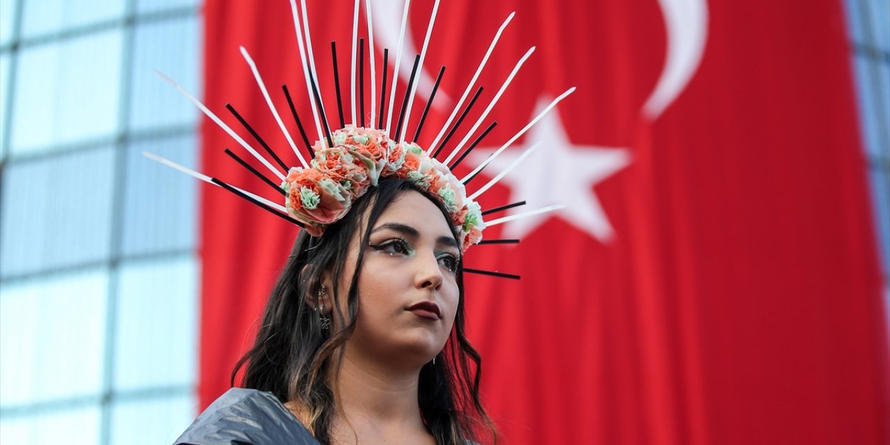 Bursa'da kanserojen içeren atıklardan yapılan giysilerle defile düzenlendi
