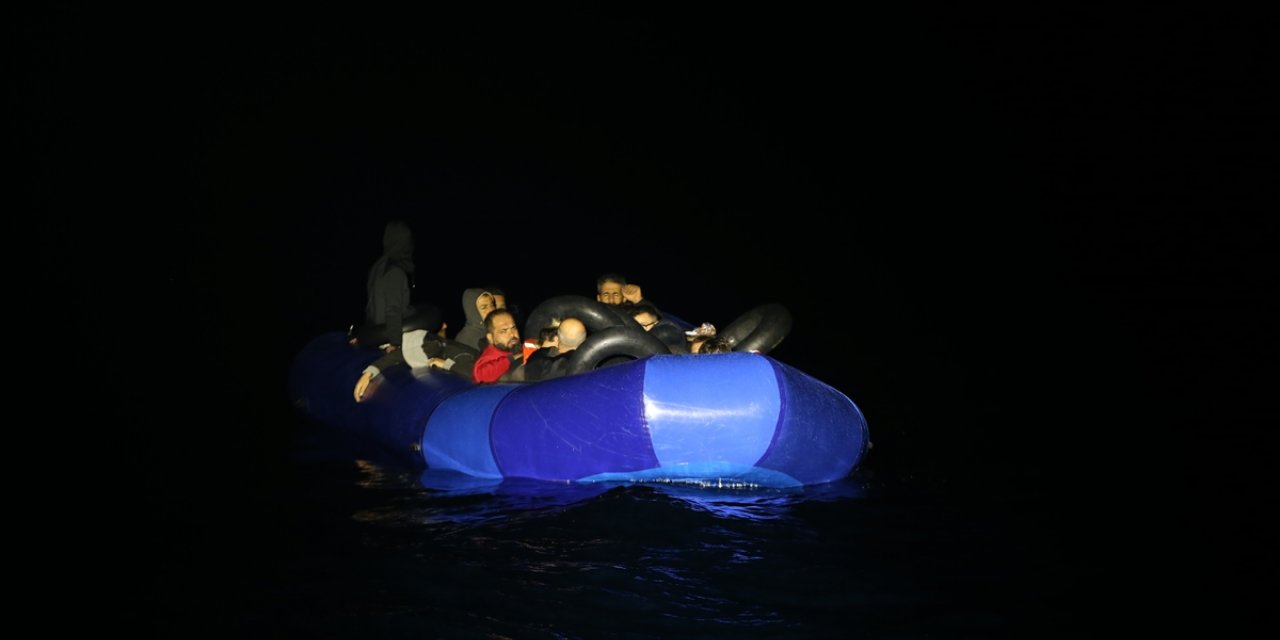 Denizin ortasında çaresiz kalan düzensiz göçmenleri Sahil Güvenlik kurtardı