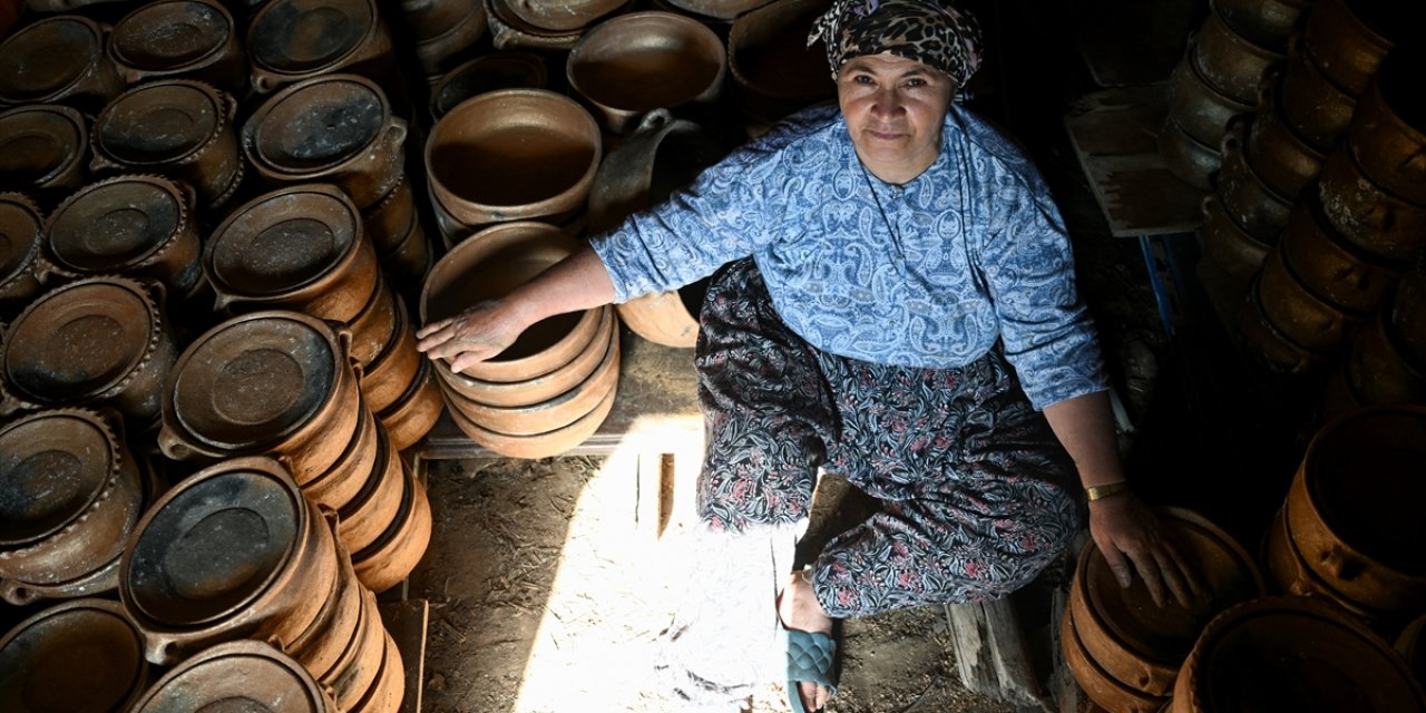 Volkanik kayalar kadınların elinde çömleğe dönüşüyor