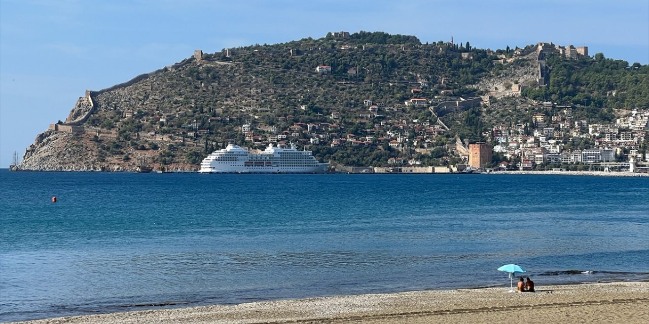 Kruvaziyer "Seven Seas Navigator" Alanya Limanı'na demirledi