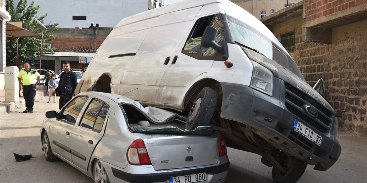 Şanlıurfa'da kontrolden çıkan minibüs park edilen otomobilin üzerine çıktı