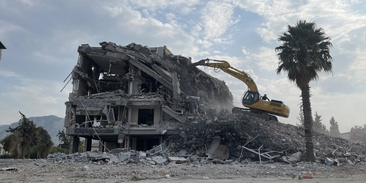 Hatay'da ağır hasarlı 3 bina kontrollü yıkıldı