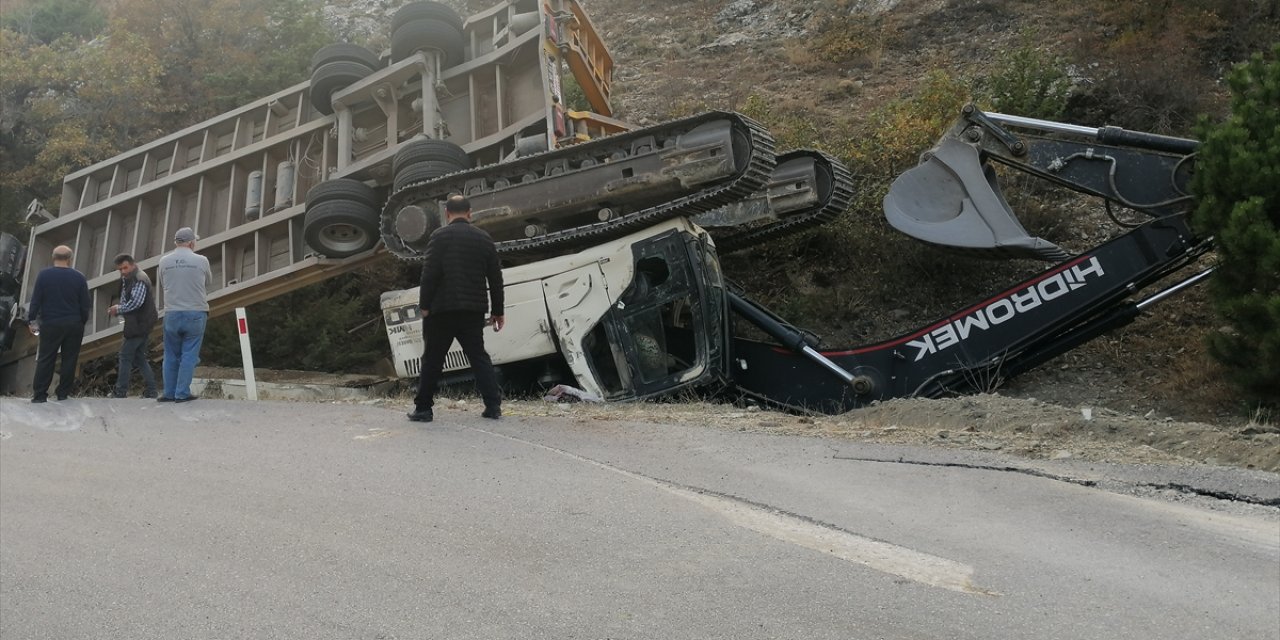 Çorum'da iş makinesi taşıyan tır devrildi, 2 kişi öldü