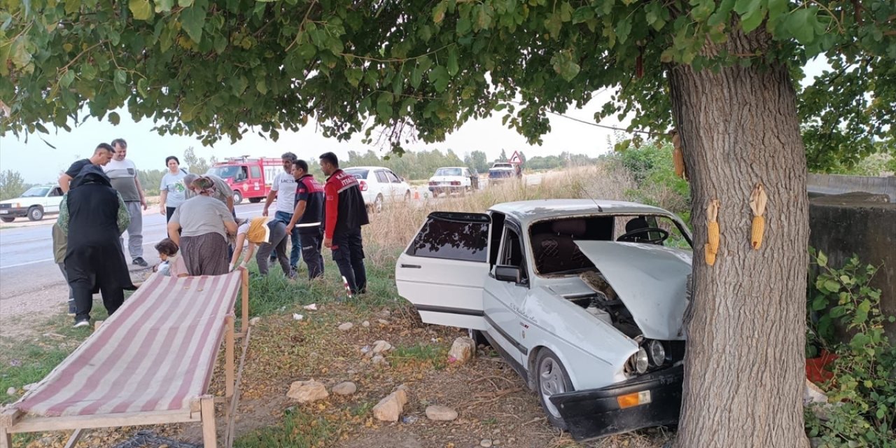 Osmaniye'de ağaca çarpan otomobildeki 3 kişi yaralandı