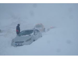 GÜNCELLEME - Van-Hakkari kara yoluna çığ düştü