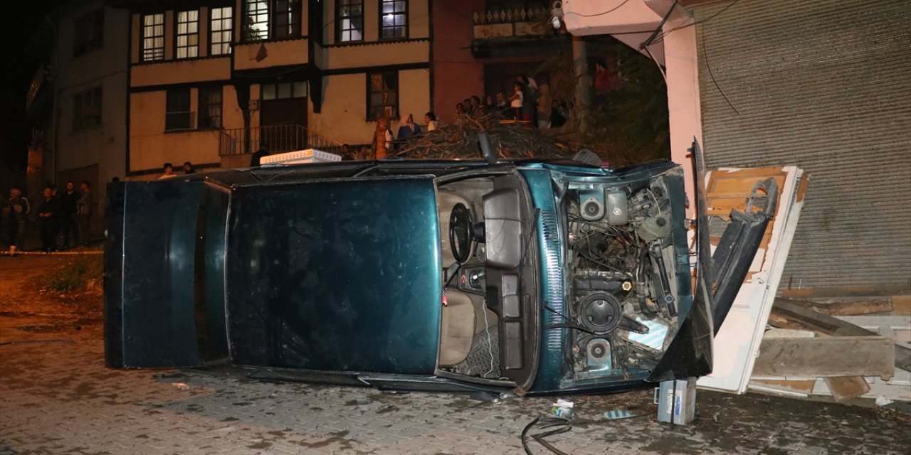 Kastamonu'da devrilen otomobildeki 2 kişi yaralandı