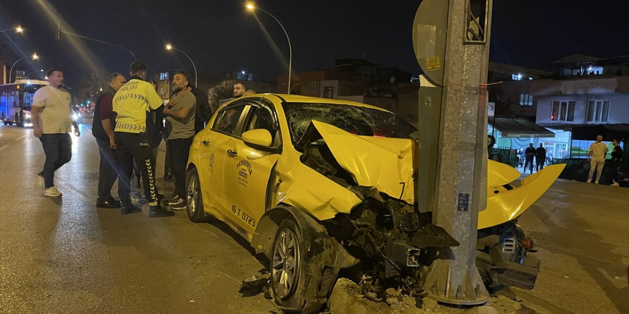 Bursa'da taksi ile motosiklet çarpıştı, 6 kişi yaralandı