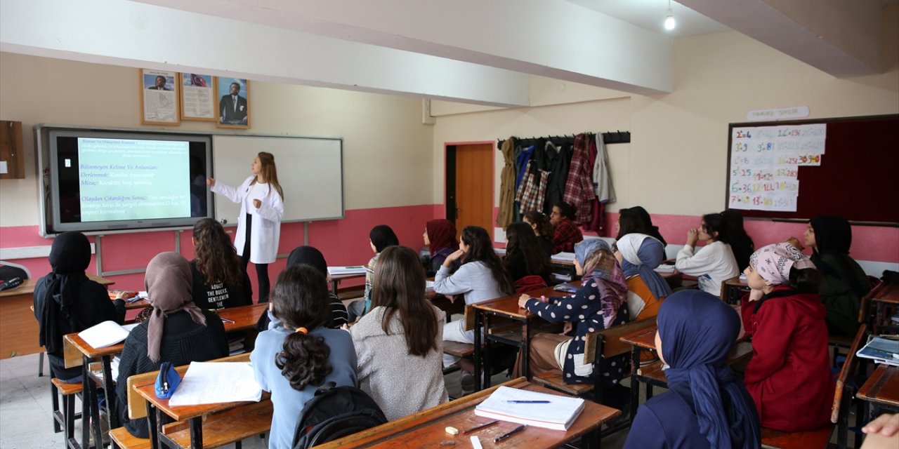 Muş'ta kız çocukları gönüllü öğretmenler sayesinde yeniden okullu oluyor