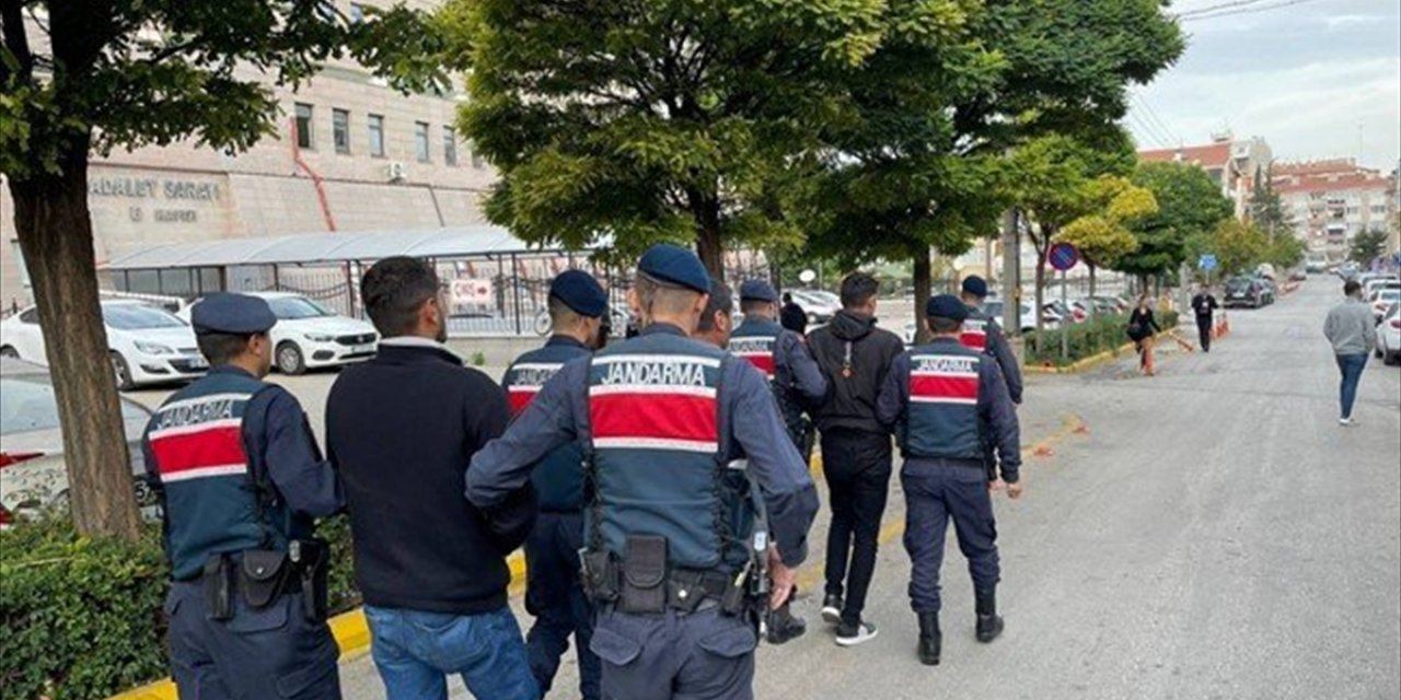 Eskişehir'de düzenlenen tefecilik operasyonunda yakalanan 3 şüpheliden 2'si tutuklandı