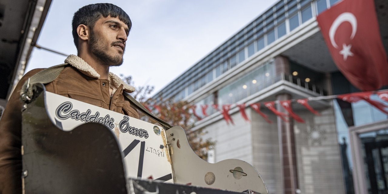 "Caddeli Ömer" boynuna astığı tezgahla Erzurum'u boydan boya gezerek ekmek parası kazanıyor