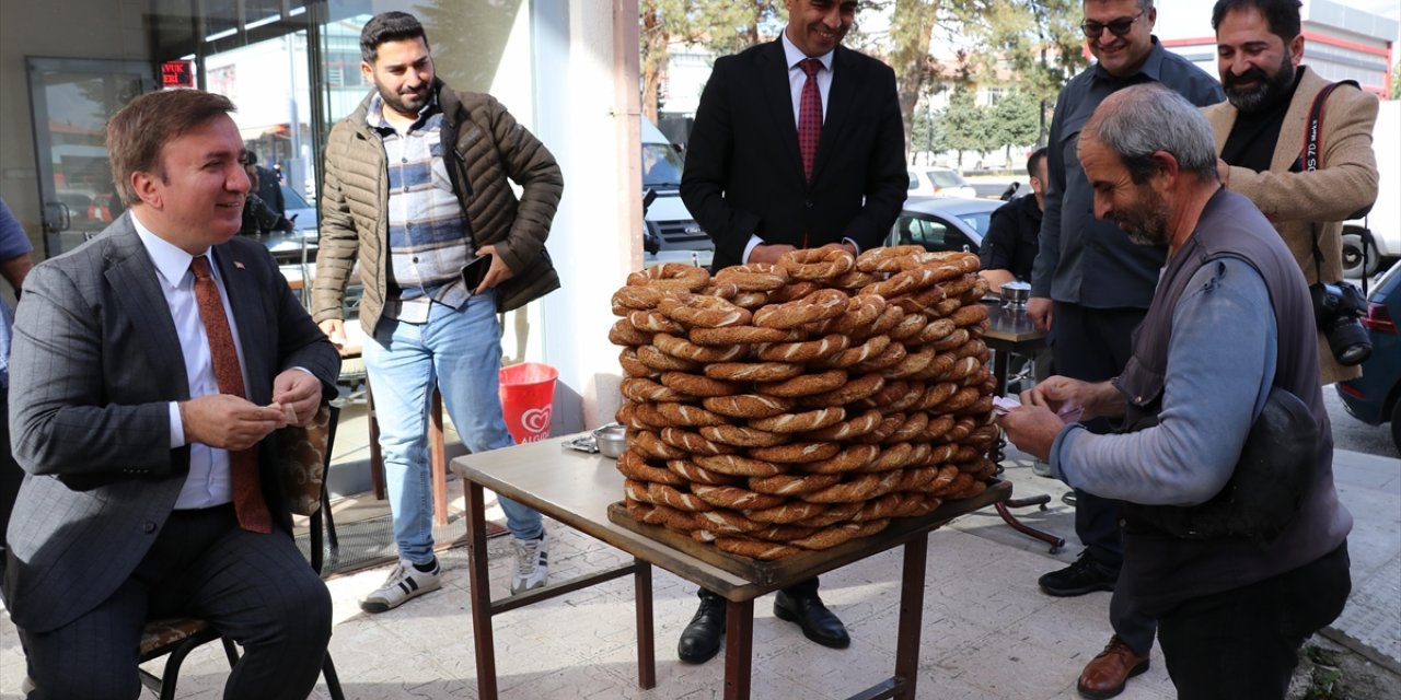 Erzincan Valisi Aydoğdu, seyyar satıcıya tezgahındaki tüm simitleri alarak destek oldu